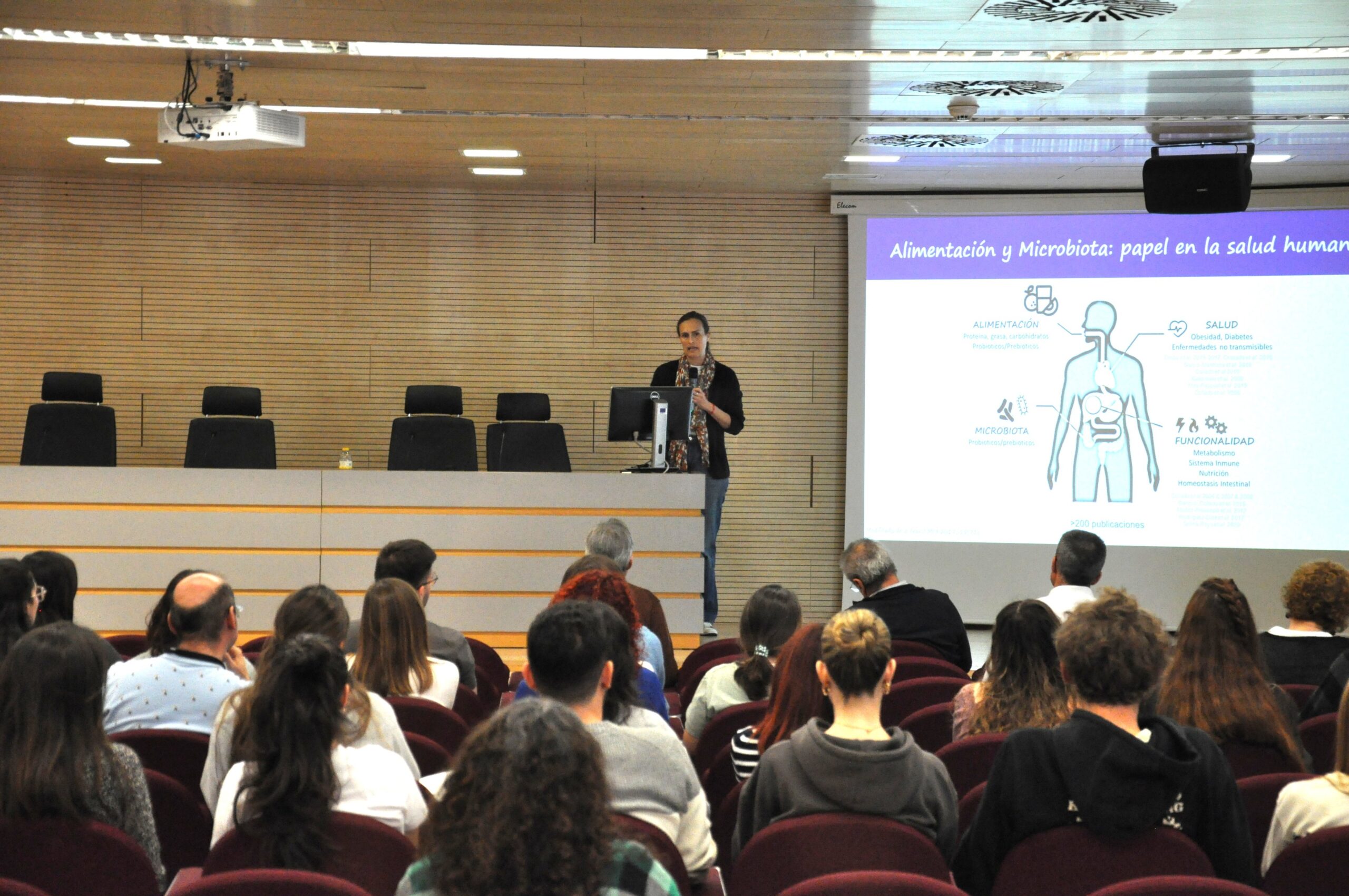 Mª Carmen Collado cierra el Ciclo de Microbiología y Salud con una charla centrada en la salud MATERNO-INFANTIL